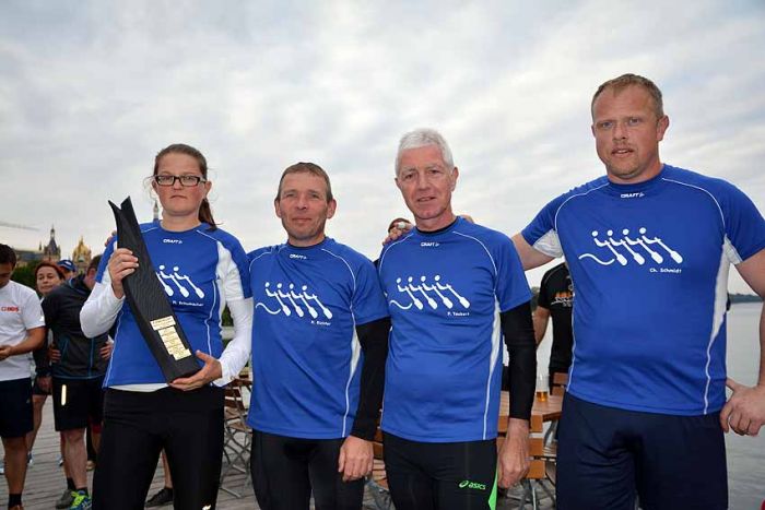 Siegermannschaft 2015 mit dem Firmencup der Schweriner Rudergesellschaft.