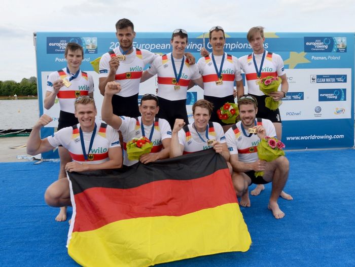 Die Mannschaft des Deutschlandachters 2015 mit Hannes Ocik (vorn, links) mit Deutschlandflagge.