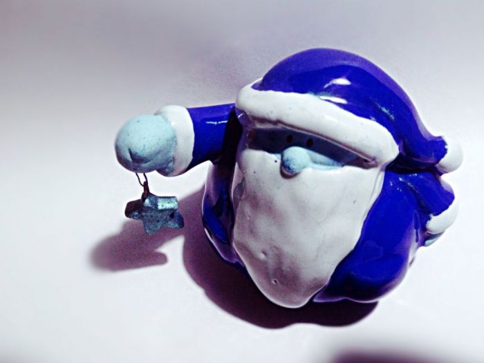 Blau eingefärbter Keramik-Weihnachtsmann.