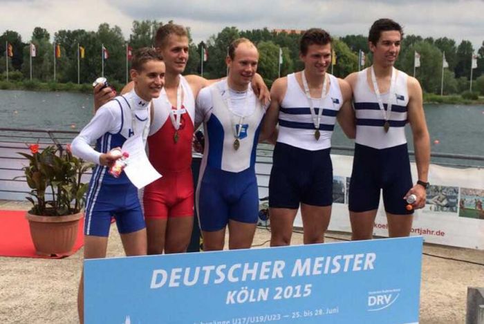 Finn Knüppel (Mitte) von der SRG holte bei der U23-Meisterschaft Gold im Vierer mit Steuermann.