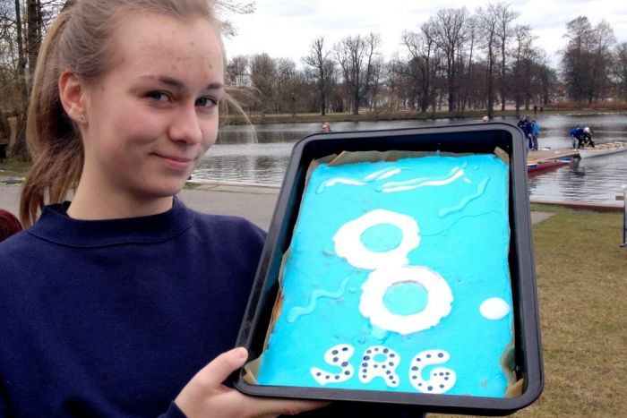 Lara Felske mit Kuchen mit blauem Zuckerguss