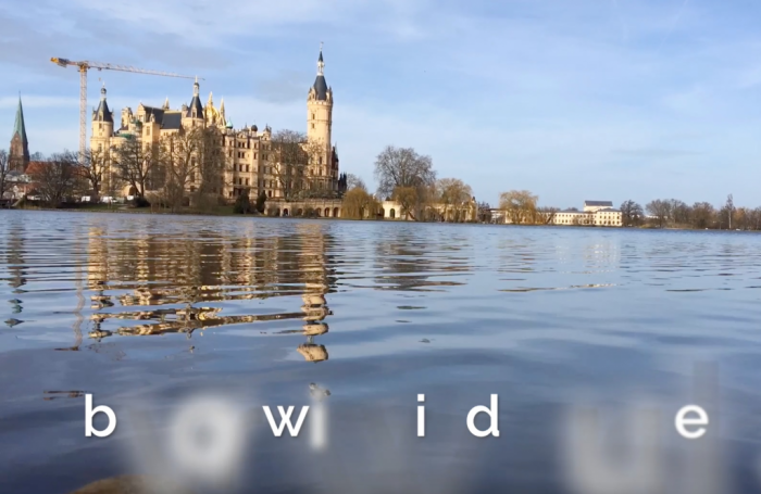 Screenshot des Einladungsvideos: Schweriner Schloss und einige Buchstaben