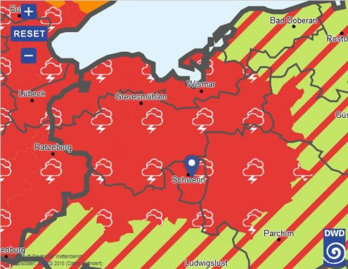 Screenshot der Unwetterwarnung des DWD für Schwerin: Rot gefärbte Landkarte.