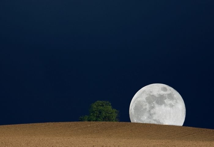 Vollmondaufgang „Mondaufgang“ von Thomas Fietzek - Eigenes Werk. Lizenziert unter CC BY-SA 3.0 über Wikimedia Commons - https://commons.wikimedia.org/wiki/File:Mondaufgang.jpg#/media/File:Mondaufgang.jpg