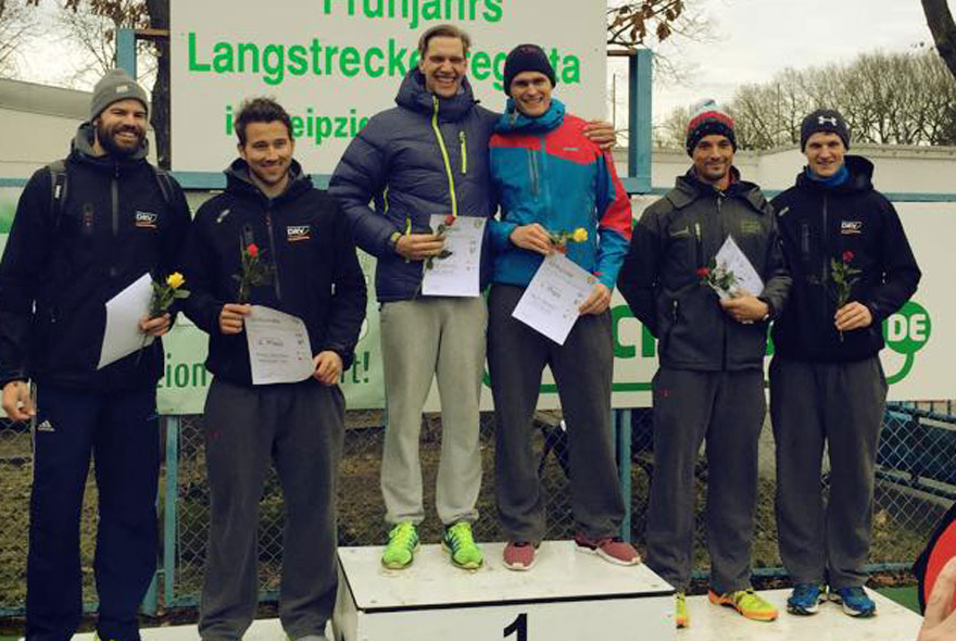 Hannes Ocik (3. v. r.) und Maximilian Munski auf dem Siegertreppchen.