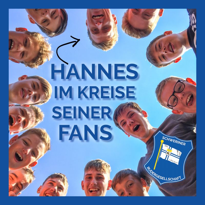 Hannes Ocik im Kreise seiner Fans bei der SRG, Schweriner Ruderjugend: Junge Leute stehen im Kreis und blicken von oben in die Kamera